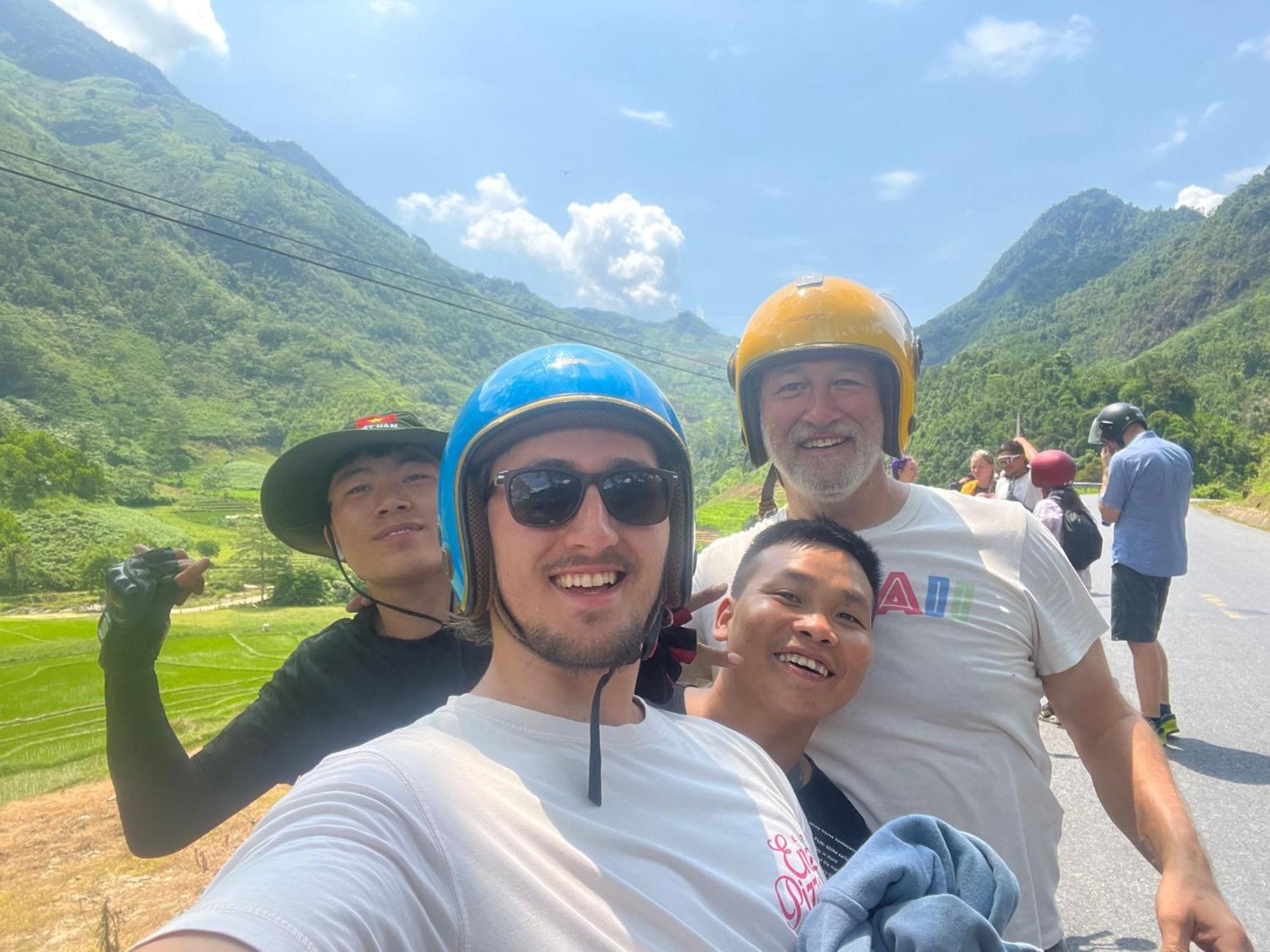 Ha Giang Safari Hostel & Motorbikes Екстериор снимка