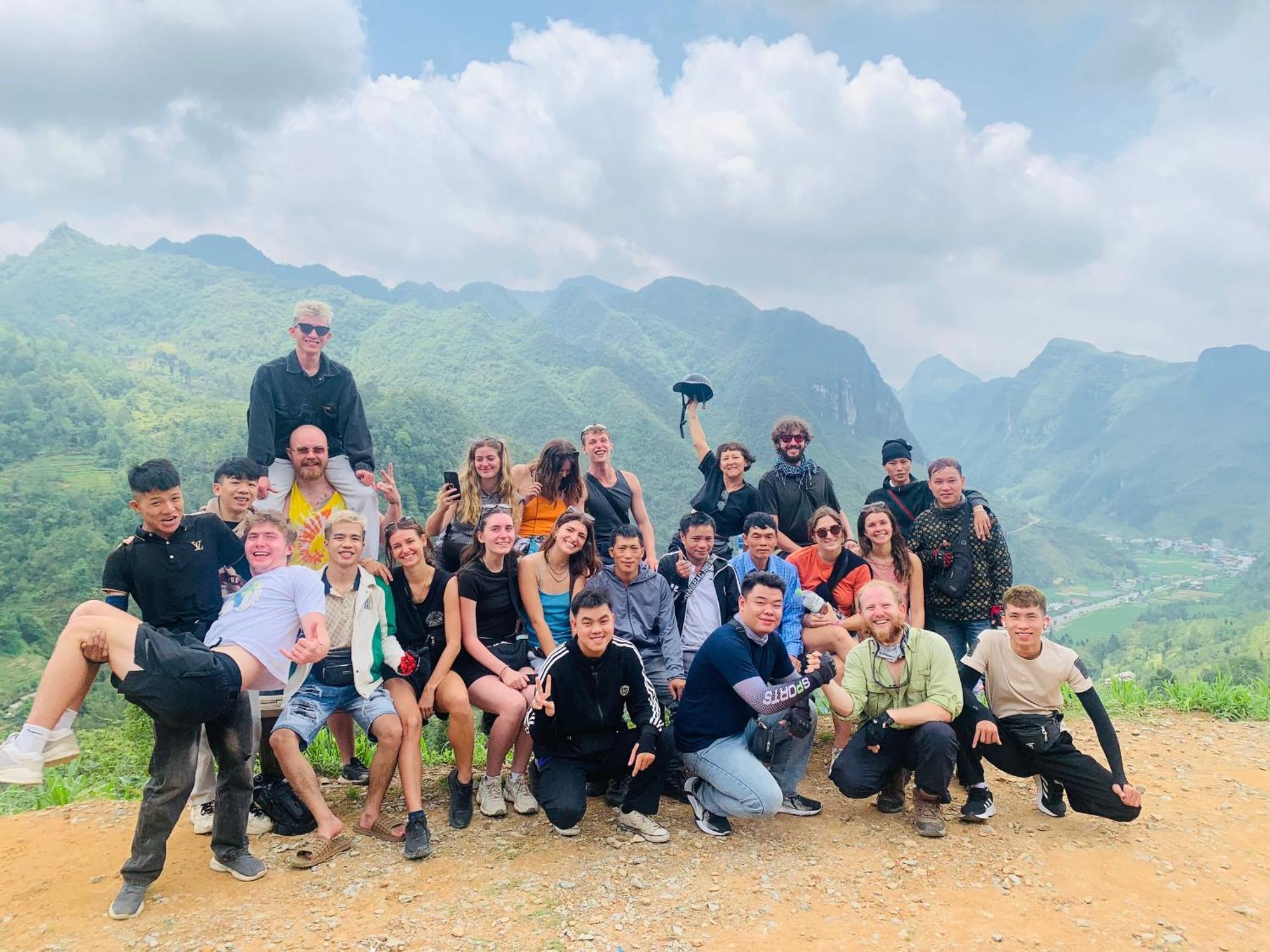 Ha Giang Safari Hostel & Motorbikes Екстериор снимка